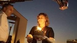Kediyi kurtaran itfaiyecilere sağlıkçılardan sürpriz