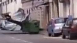 Hırvatistan'da itfaiyeci fırtınada uçtu