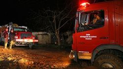 Araç kurtarmaya giden itfaiye aracı da mahsur kaldı