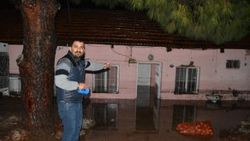 İzmir'de sel suları vatandaşları mağdur etti