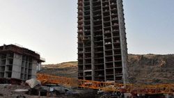 İzmir'de vinç devrildi: 2 ölü 3 yaralı