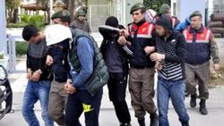 İzmir'de sigarayla bayıltıp gasp eden çete yakalandı