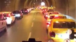 İzmirli sürücülerin itfaiyeye örnek yol verişi