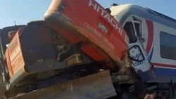 İzmir'de tren iş makinesiyle çarpıştı