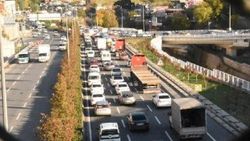 İzmir'de trafik yoğunluğu sürücüleri isyan ettirdi