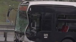 İki metrobüs durakta çarpıştı: 3 yaralı
