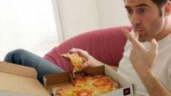 Tek başına yemek yiyen erkeklerin ömrü kısalıyor