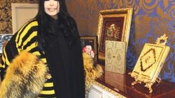 Bülent Ersoy'a altın Kur’an-ı Kerim hediye edildi