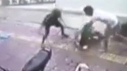 Motosiklet hırsızına uçan tekme İZLE