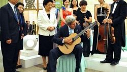 John Kerry gitarla şov yaptı - İzle