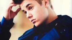 Justin Bieber kendini dine verdi
