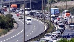 Tatilciler TEM Otoyolu'nda mahsur kaldı