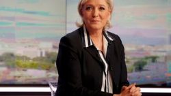 Le Pen seçim yenilgisinin ardından dans etti