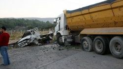 İzmir'de trafik kazası: 1 ölü 2 yaralı