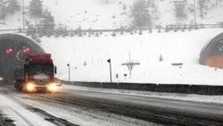 Bolu Dağı çıkışında kaza: Kapanan İstanbul yönü trafiğe açıldı