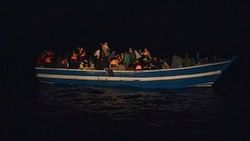 İtalya açıklarında 25 kaçak göçmen soğuktan dondu