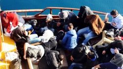 Kaçakları taşıyan teknenin kaptanı denize atlayıp kaçtı