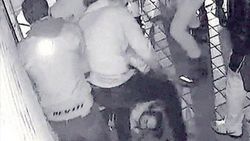 Kadıköy'de motosiklet çetesi bir kişiyi öldüresiye dövdü