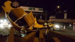 Kadıköy'de taksi beton bariyerlere çarptı: 1 ölü 2 yaralı