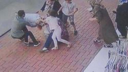 Sokak ortasında önce öpüşen sonra dövüşen kadınlar