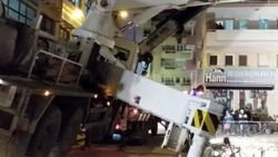 Kağıthane’de yan yatan beton pompası panik yarattı