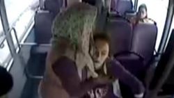 Kahraman otobüs şoförü kalp krizi geçiren kadını kurtardı