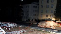 Kahramanmaraş'ta şiddetli rüzgar çatıları uçurdu