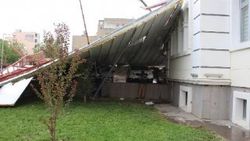 50 metre uçan çatı kaymakamlık bahçesine düştü