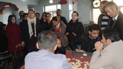 Hakkari’de kahveye giren kadınlardan erkeklere tepki