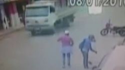 Kamyondan fırlayan tekerlek can aldı