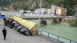 Artvin-Borçka karayolunda çöken yol kamyonu devirdi