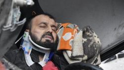 Kamyonda sıkışan şoför 1,5 saatte kurtarıldı