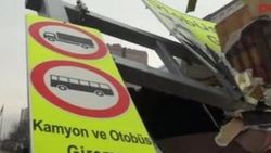 Beylikdüzü'nde kamyon giremez tabelasına kamyonla çarptı