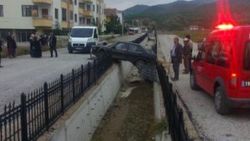 Kadın sürücü kanala uçtu