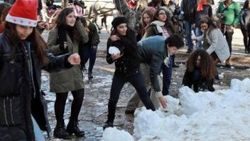 Antalya'da yılbaşı öncesi taşıma karla eğlence