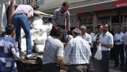 Vanlı adam getirdiği karları Cizre'de 3 liradan sattı