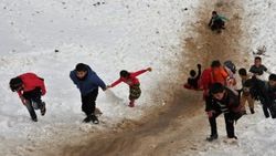 Kar yağışı çocukları sevindirdi