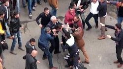 Kızlara laf atıp polis yaralayan adam linçten kurtarıldı
