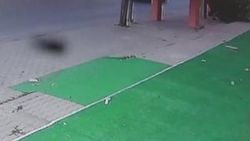 Vincin çarptığı üst geçidin otomobilin üzerine çökme anı