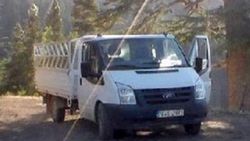 Kaza yapan kamyonetinden inip uçurumdan atladı