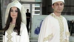 Karatay Üniversitesi'nin farklı mezuniyet kıyafeti