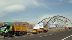 115 yıllık köprüyü tek parça olarak taşıdılar