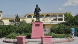 Kazım Karabekir Paşa'nın büstünü pembeye boyadılar
