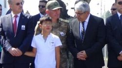 Kars valisi şehit çocuğunun elini hiç bırakmadı