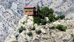 Emekli çift kartal yuvası gibi ev yaptı