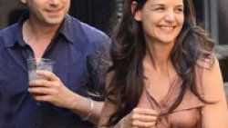 Katie Holmes'in yüzünde güller açıyor