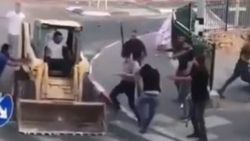 Kavgaya kepçeyle giden adam İZLE