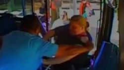 Avustralyalı kadınlar ücret isteyen otobüs şoförünü dövdü