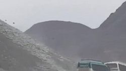 Yüzlerce kaya otobüslerin üzerine yağdı İZLE