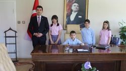 Minik Kaymakam, babasını makamına çağırttı